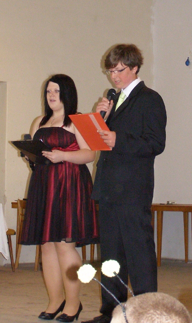 Moderátorská dvojice.